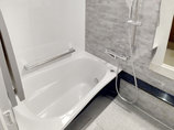 バスルームリフォーム黒を基調としたデザイン性のある浴室とトイレ