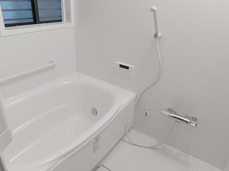 バスルームリフォーム 不便を改善し安全に入浴できる、バリアフリーの浴室
