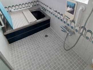 バスルームリフォーム 安心して入浴できる、滑りづらい浴室の床