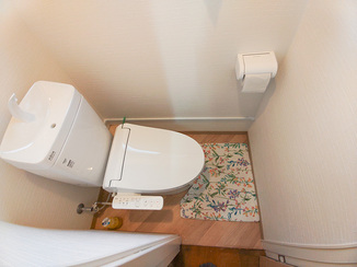 トイレリフォーム 給水管を隠し、すっきりした見た目のトイレに